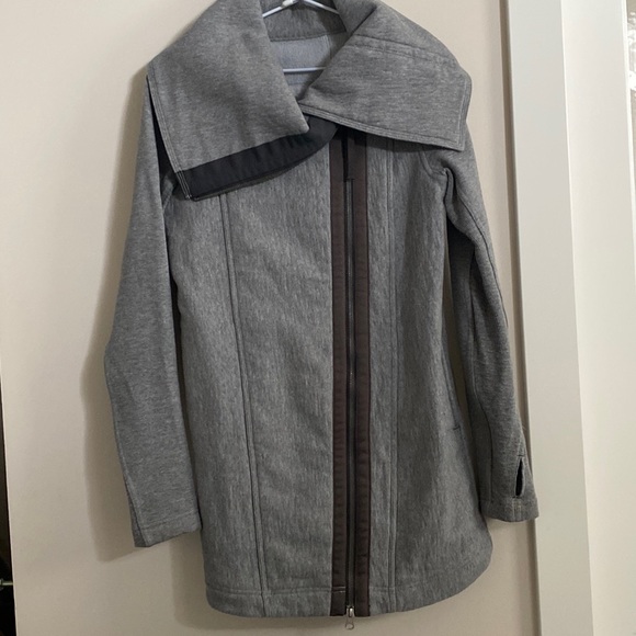 Lululemon coat size 2 - Picture 1 of 5